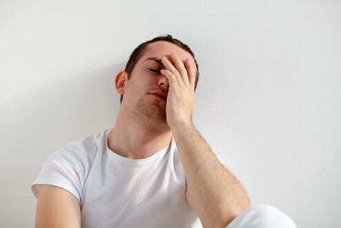Ein Mann ist wütend über seinen kleinen Penis und wie er ihn mit Limonade vergrößern kann