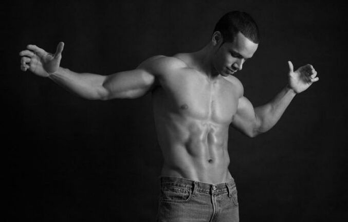 Mann, der seinen Penis vergrößern möchte